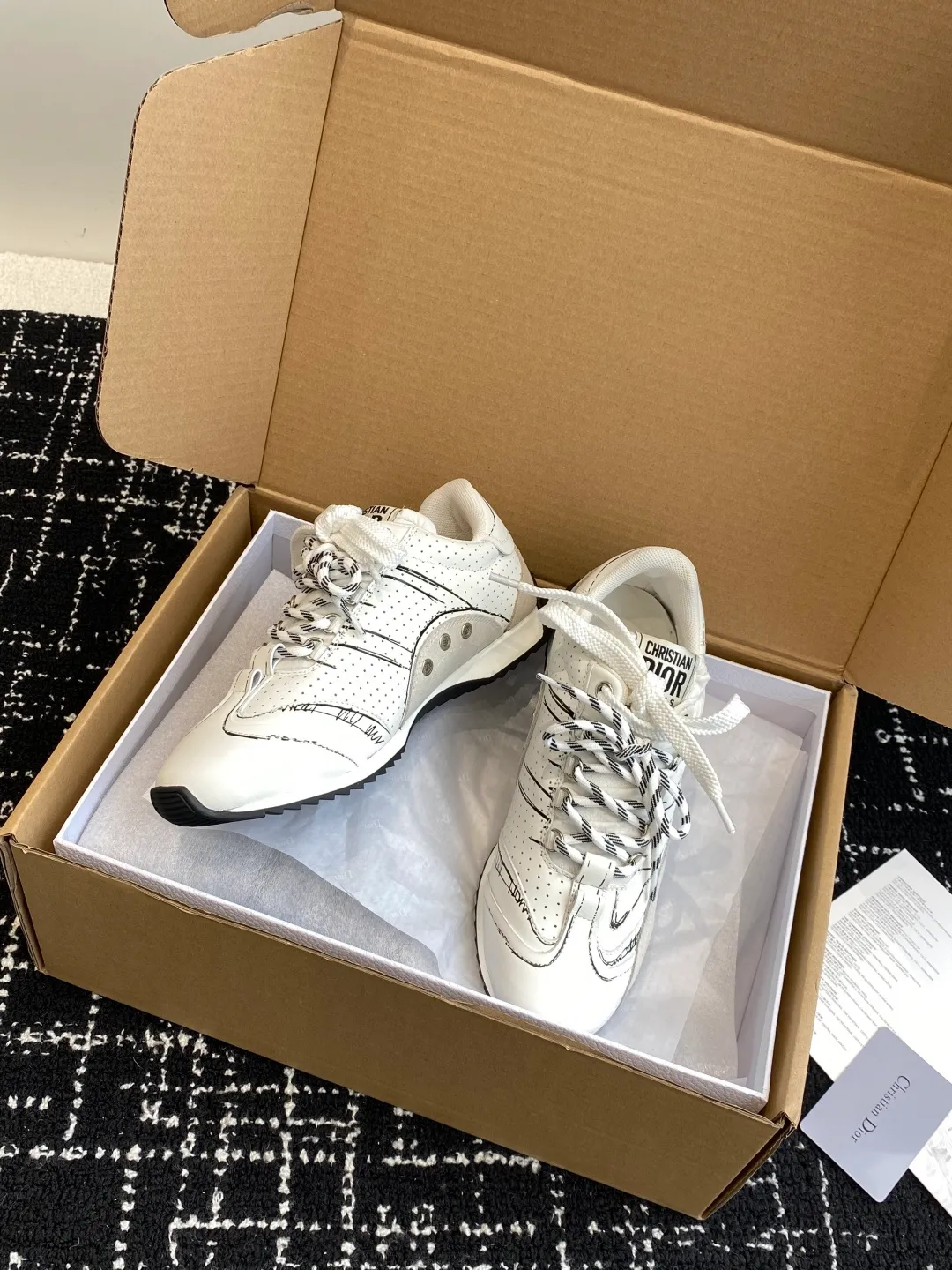 👟👟Ex-factory price 680👟👟 Purchasing grade (synchronized on the official website ✈️box packaging) Dior D-Sketch sneakers made a wonderful appearance at the Dior 25ss spring and summer ready-to-wear series show, highlighting the classic retro aesthetics. They are carefully made of white nylon and cow leather, decorated with printed logos inspired by the shoe production stage, with beige suede cowhide panels and double shoelaces. Handwritten Christian Dior Paris signature on the side, Christian Dior Paris signature panels and plaques on the heel and tongue. Paired with two-tone slim rubber soles, they add a touch of couture to any casual look. Size: #Female 35-40 (No return or exchange if order is made at 40) #Men 39-45 (No return or exchange if order is made at 45) (It will be shipped in about 20 days under development)